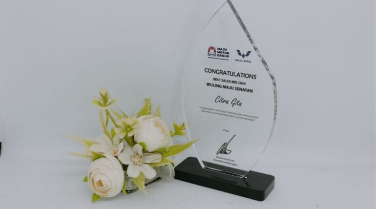 plakat akrilik karyawan terbaik