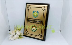 bikin plakat kayu kuningan